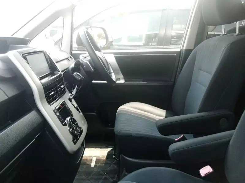 Toyota Noah   - 2011