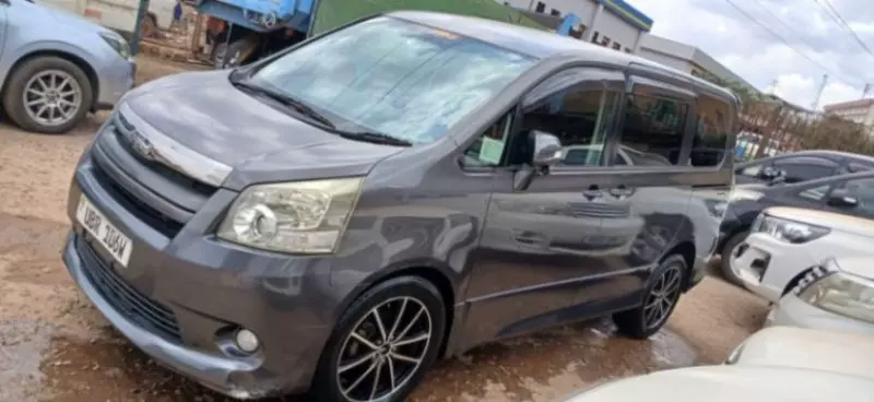 Toyota Noah   - 2009