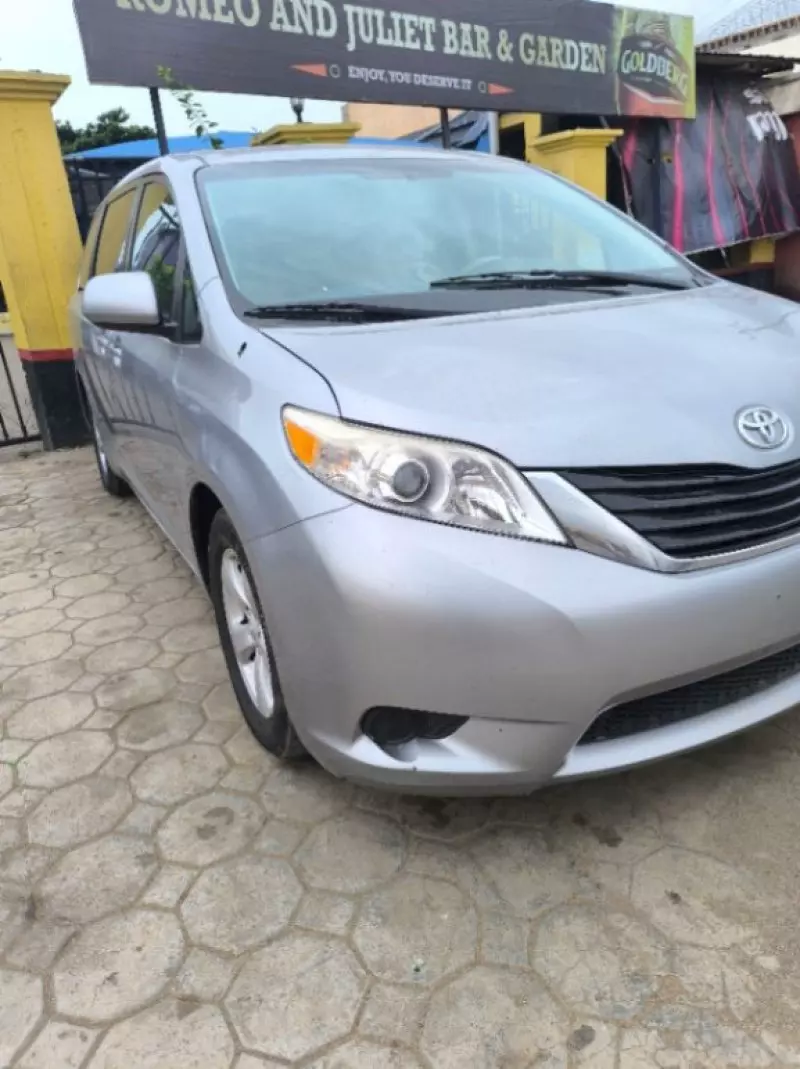 Toyota Sienna   - 2013