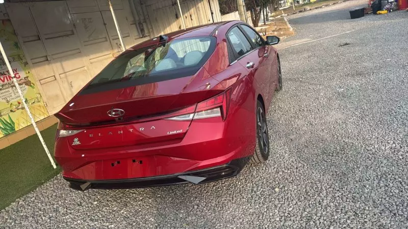 Hyundai Elantra   - 2021