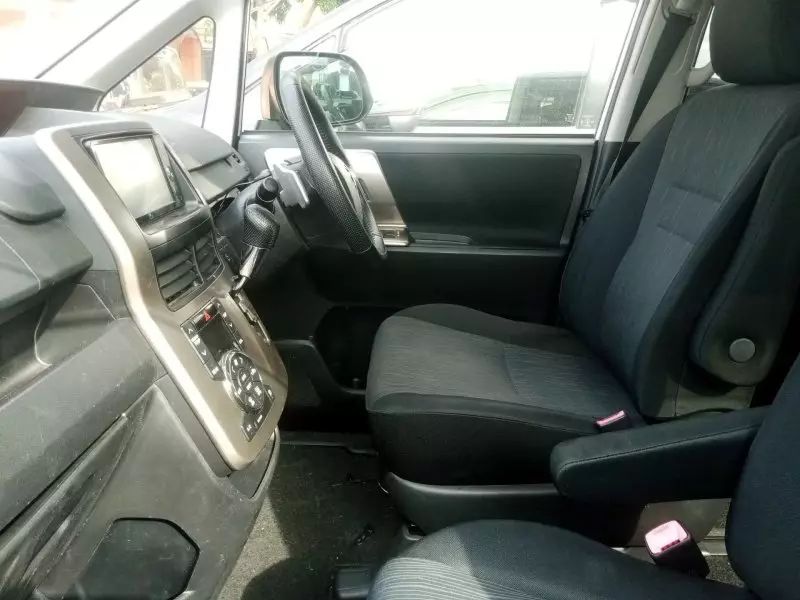 Toyota Noah   - 2012