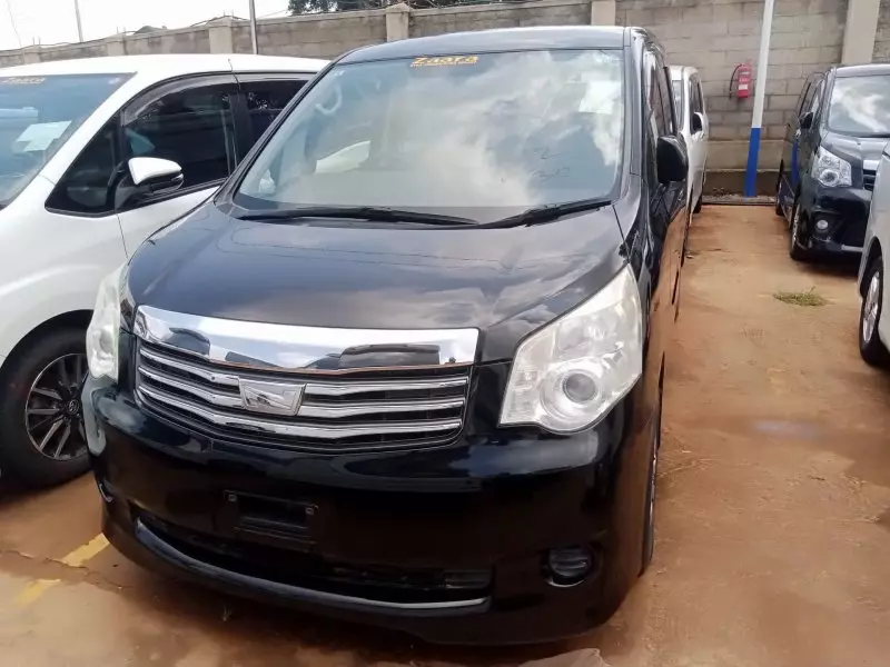 Toyota Noah   - 2012