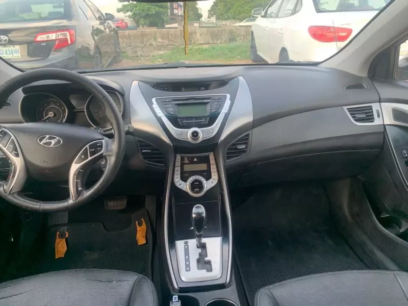 Hyundai Elantra   - 2011