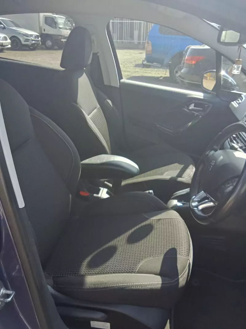 Peugeot 208   - 2016