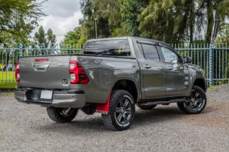 Toyota Hilux   - 2021