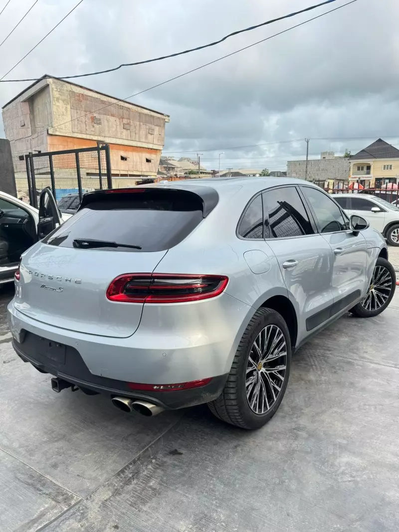 PORSCHE Macan   - 2016