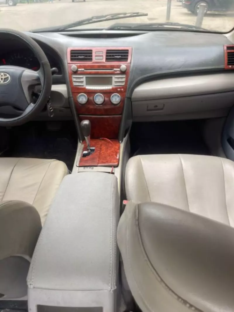 Toyota Camry   - 2010