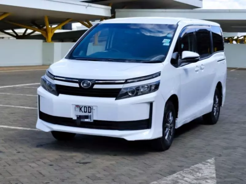 Toyota Voxy    - 2013