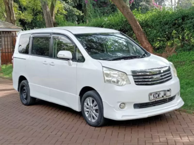 Toyota Noah   - 2012
