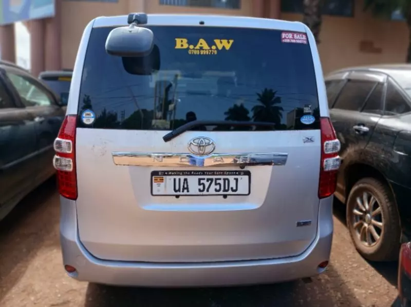 Toyota Noah   - 2011