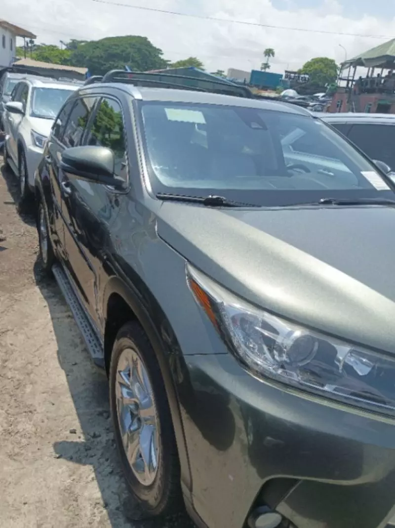 Toyota Highlander   - 2017