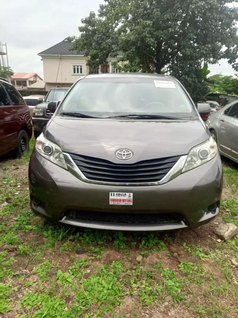 Toyota Sienna   - 2010