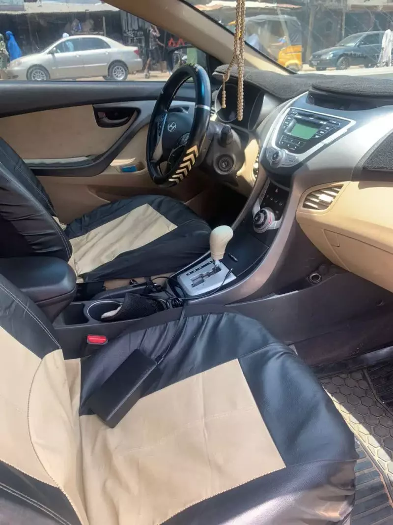 Hyundai Elantra   - 2012