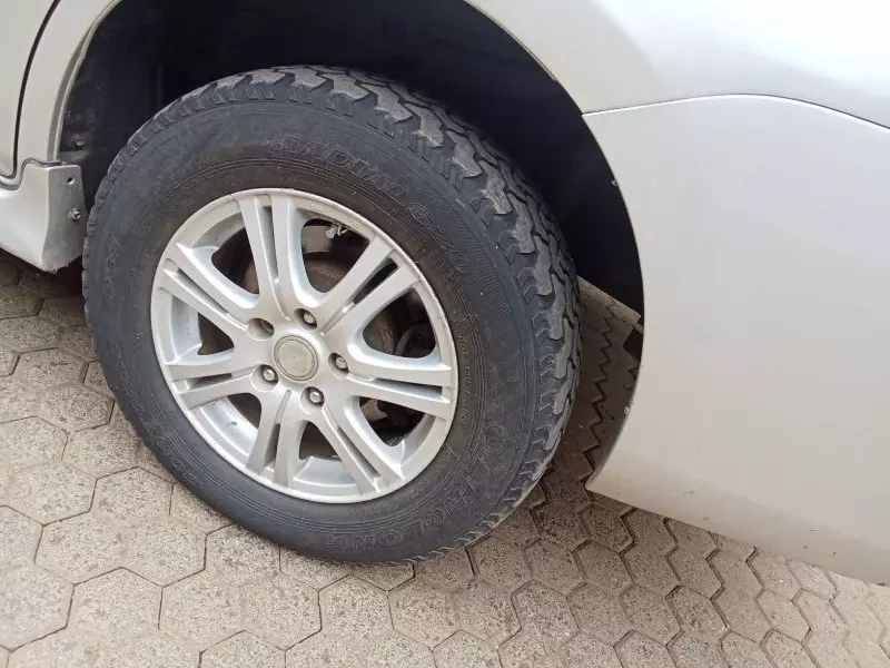 Toyota Isis    - 2013