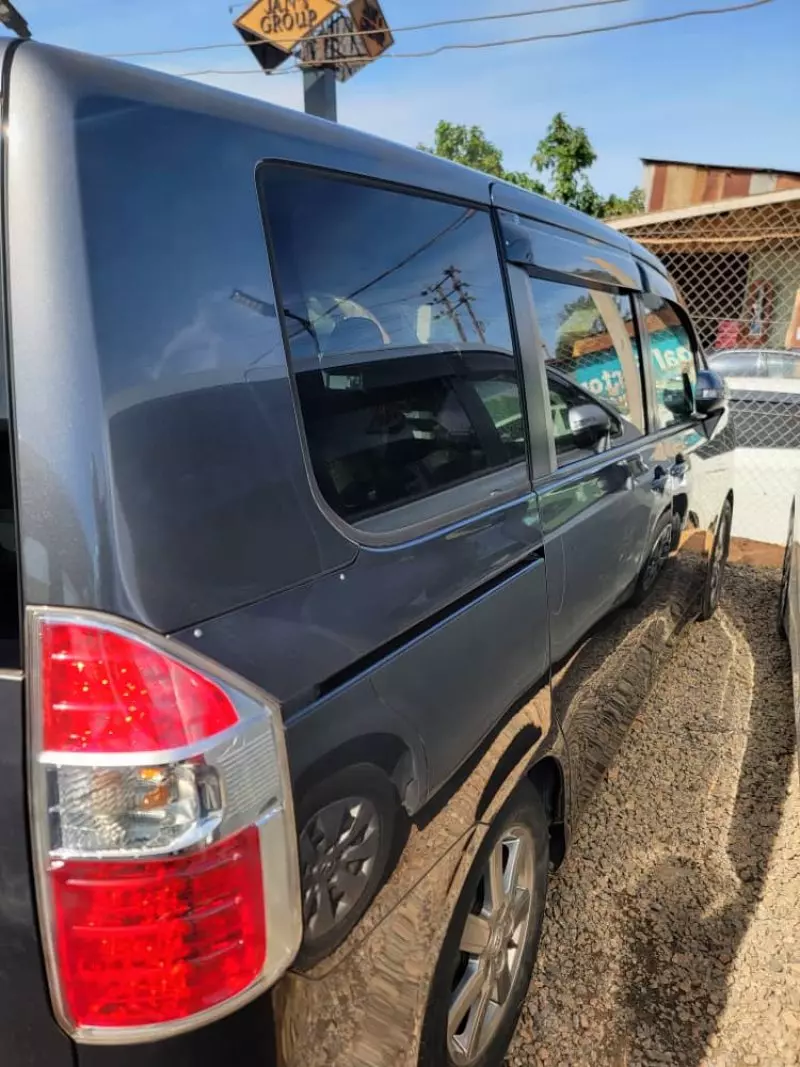Toyota Noah   - 2009