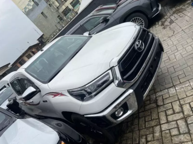 Toyota Hilux   - 2025