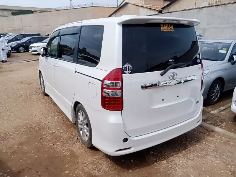 Toyota Noah   - 2012