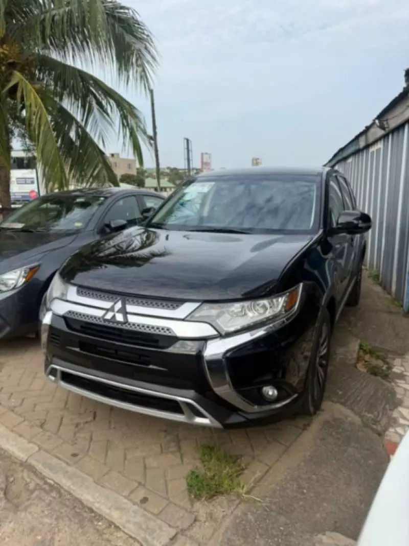 Mitsubishi Outlander   - 2019