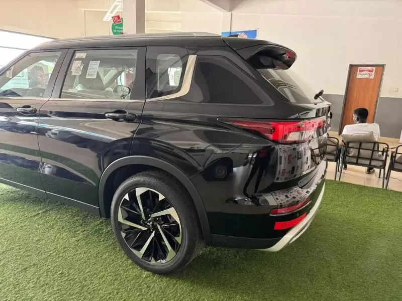 Mitsubishi Outlander GLX   - 2025
