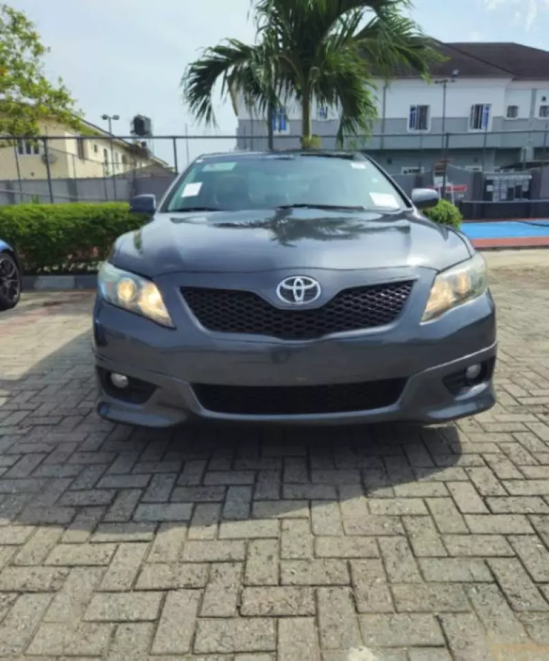 Toyota Camry   - 2011