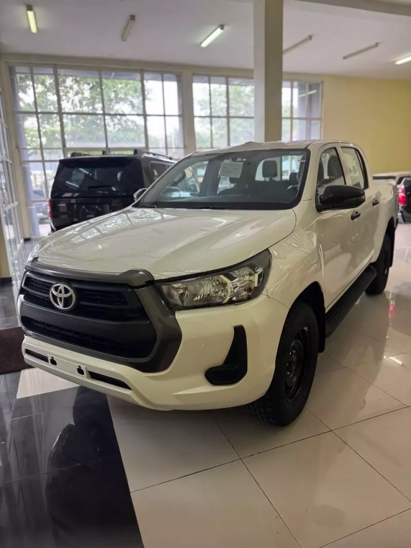 Toyota Hilux   - 2025