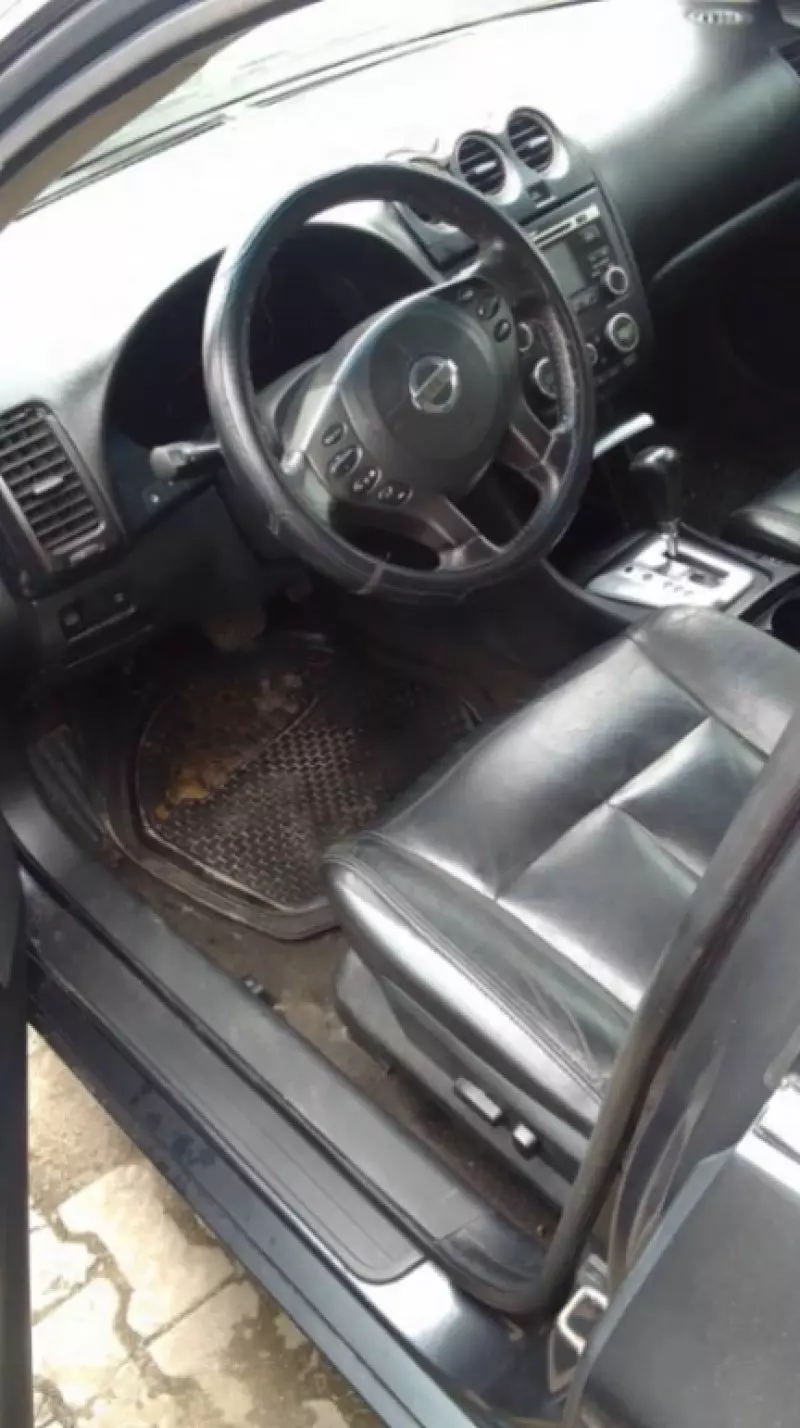 Nissan Altima   - 2010