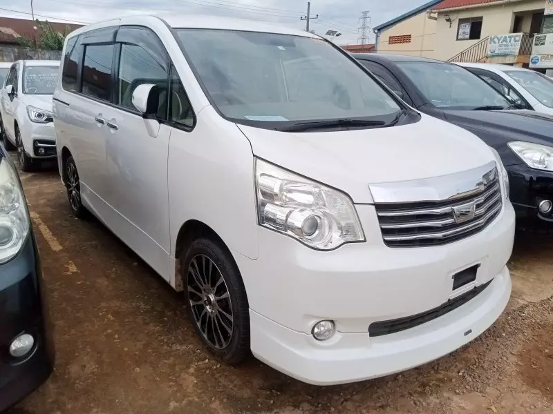 Toyota Noah   - 2012