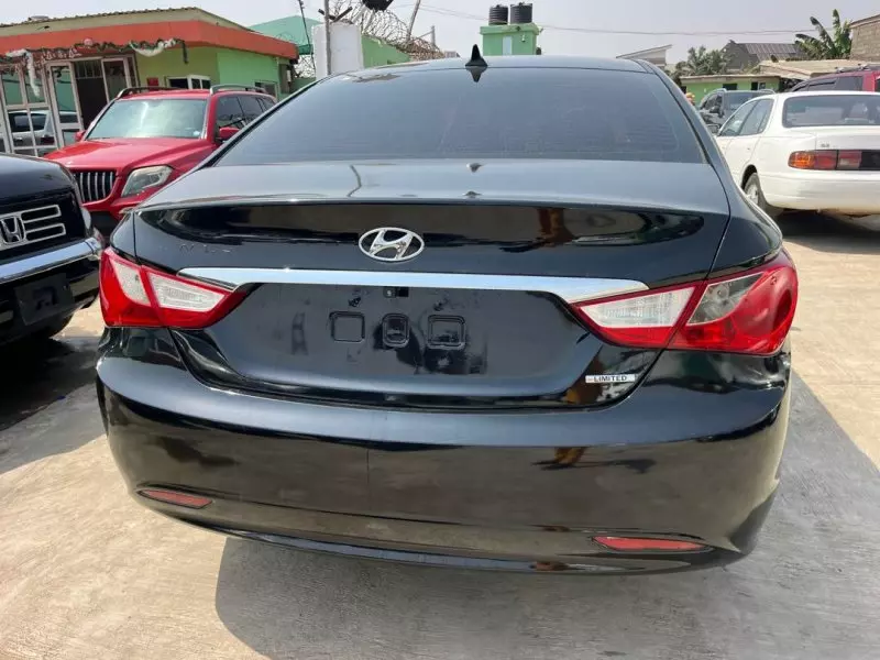 Hyundai Sonata   - 2011