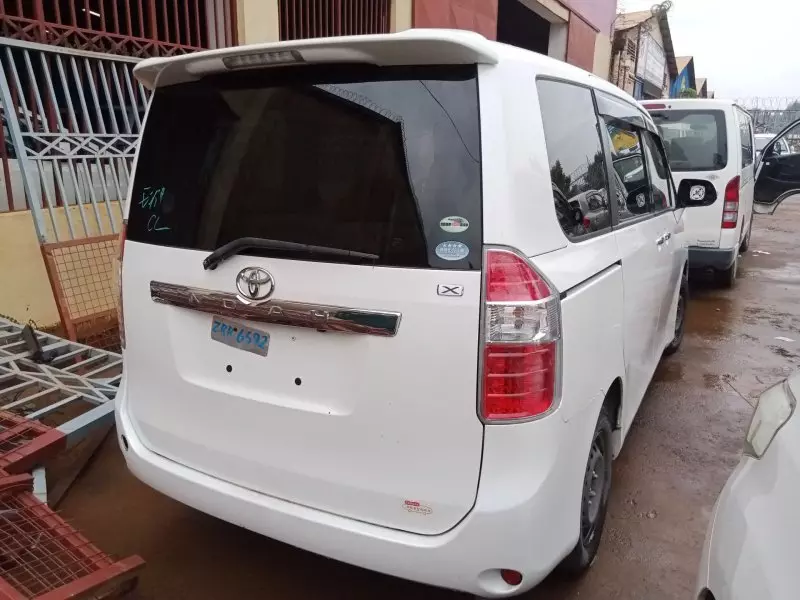 Toyota Noah   - 2009