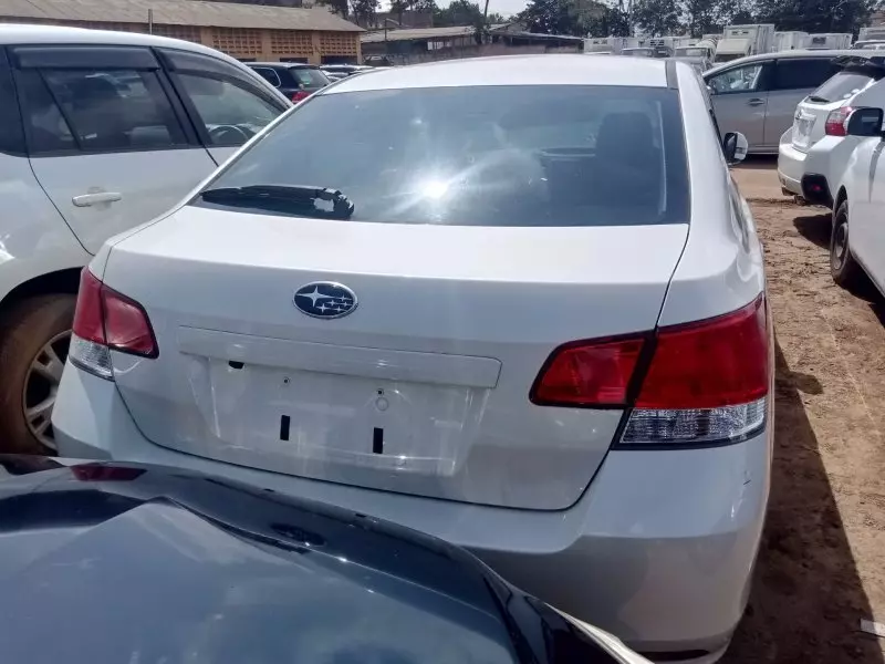 Subaru Legacy   - 2010