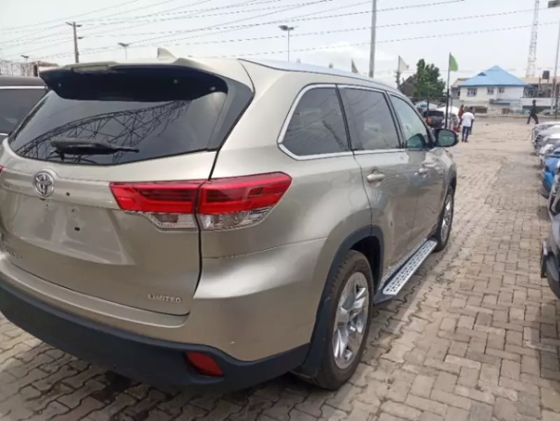 Toyota Highlander   - 2014