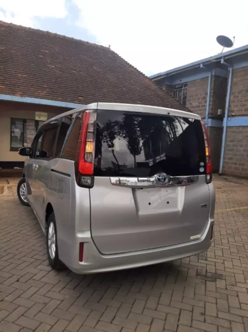 Toyota Noah Hybrid   - 2017