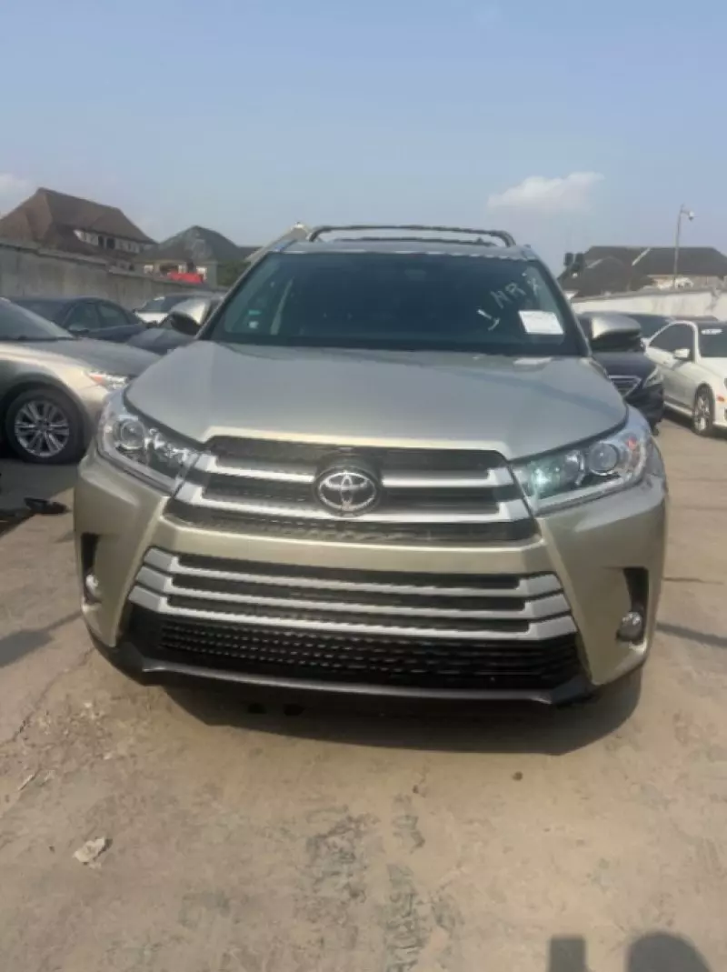 Toyota Highlander   - 2016