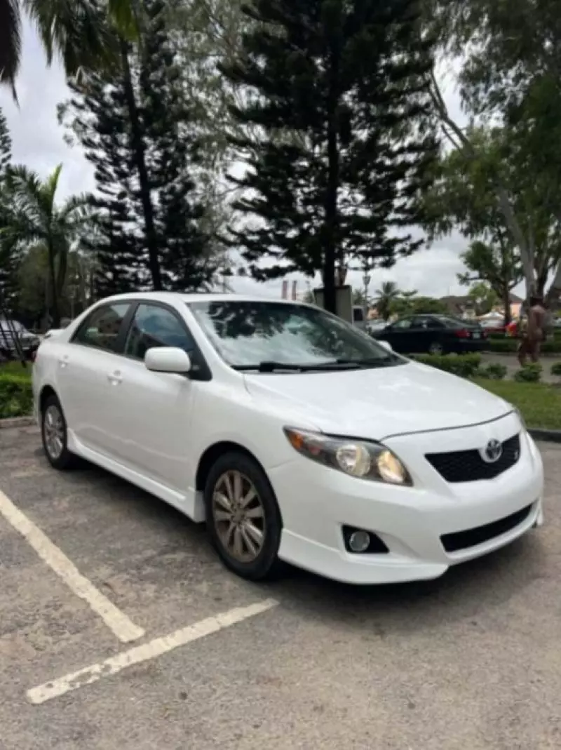 Toyota Corolla   - 2010