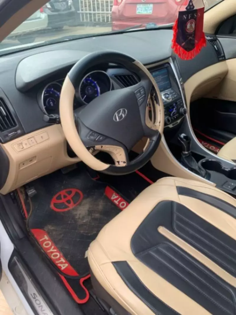 Hyundai Sonata   - 2012