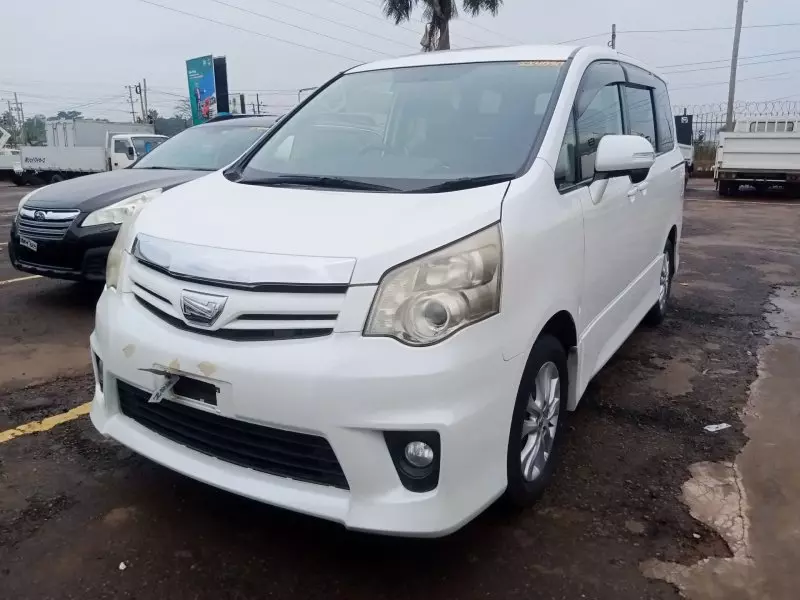 Toyota Noah   - 2012