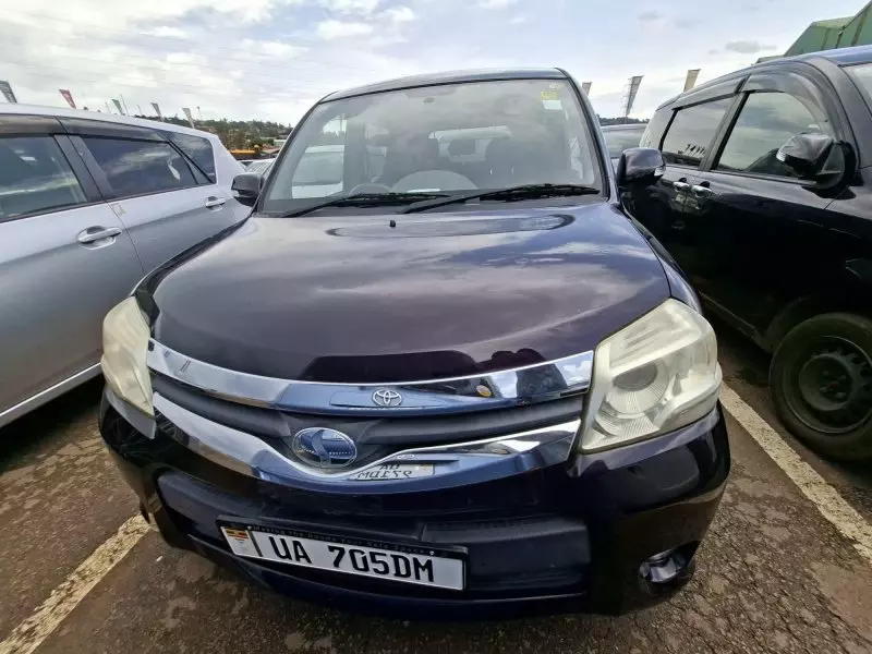 Toyota Sienta   - 2012