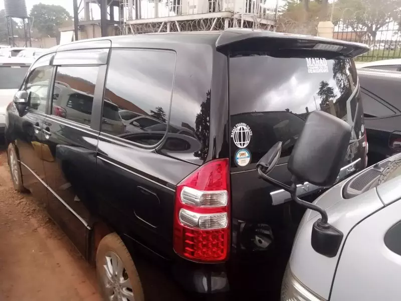 Toyota Noah   - 2012