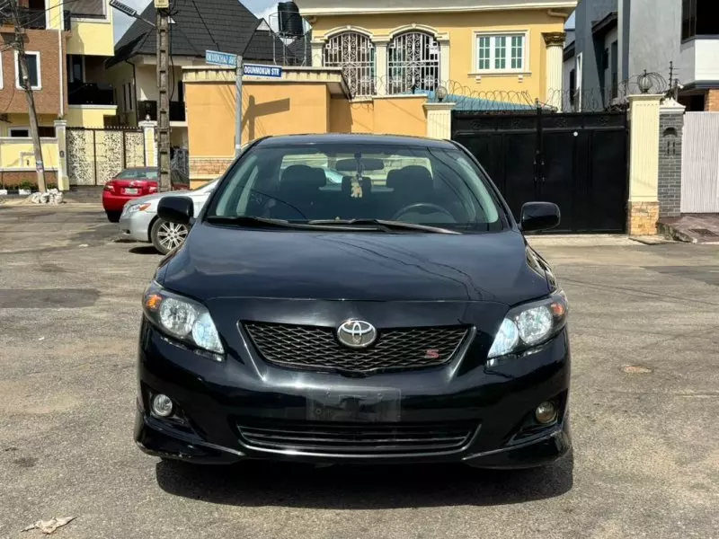 Toyota Corolla   - 2010
