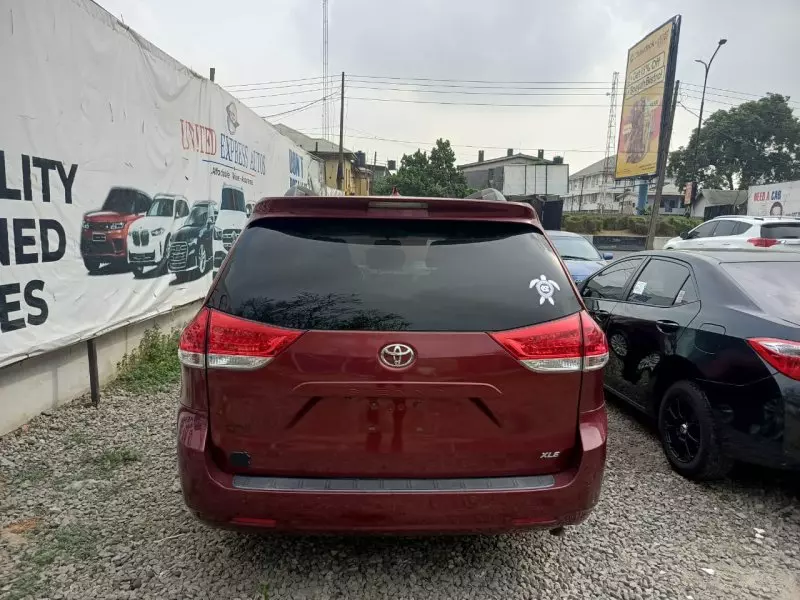 Toyota Sienna   - 2011