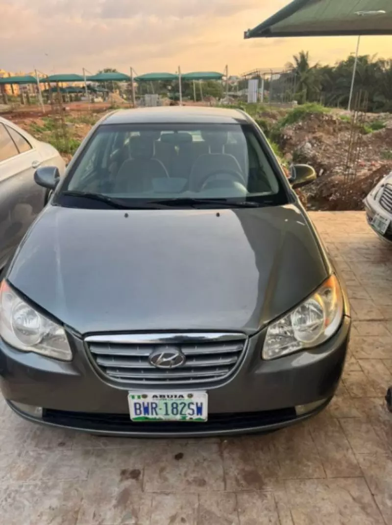 Hyundai Elantra   - 2010