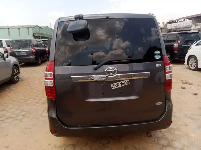Toyota Noah   - 2012