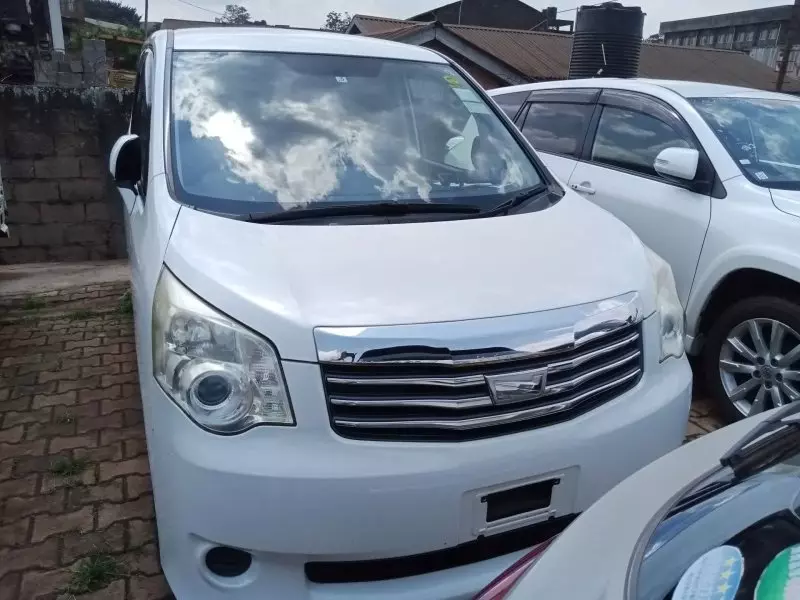 Toyota Noah   - 2011
