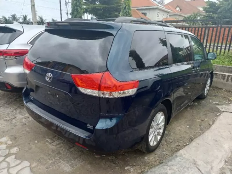 Toyota Sienna   - 2010