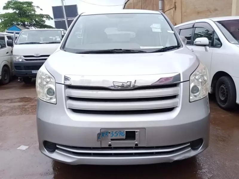 Toyota Noah   - 2009