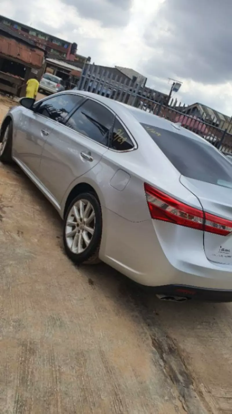 Toyota Avalon   - 2013