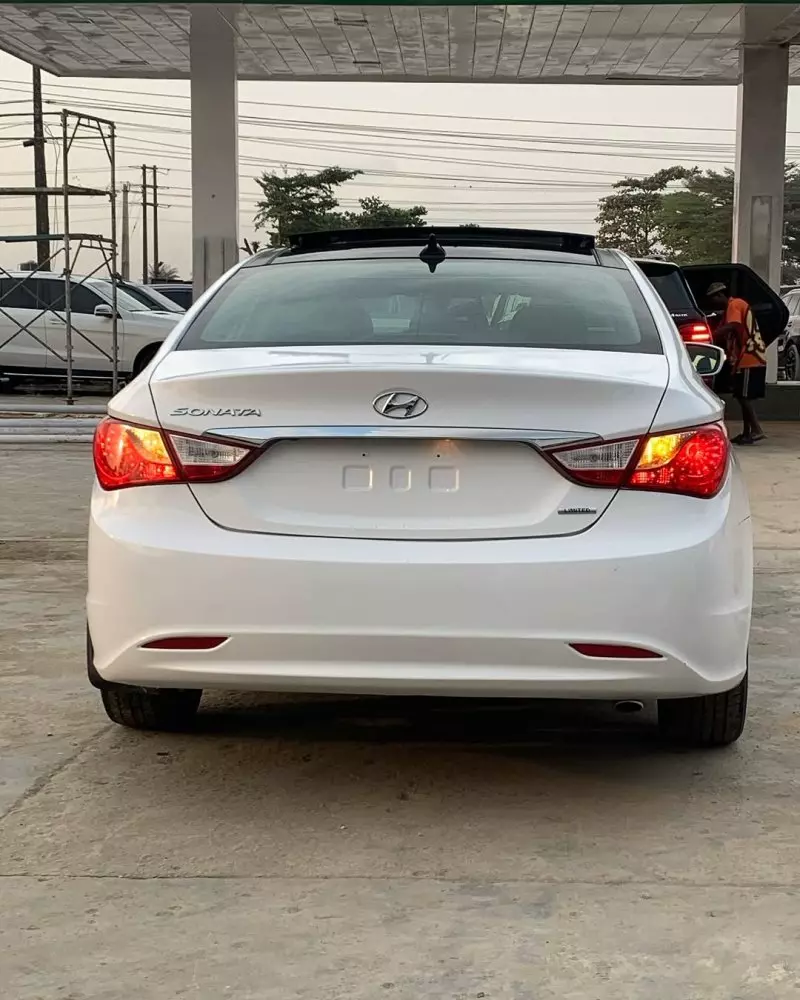Hyundai Sonata   - 2012