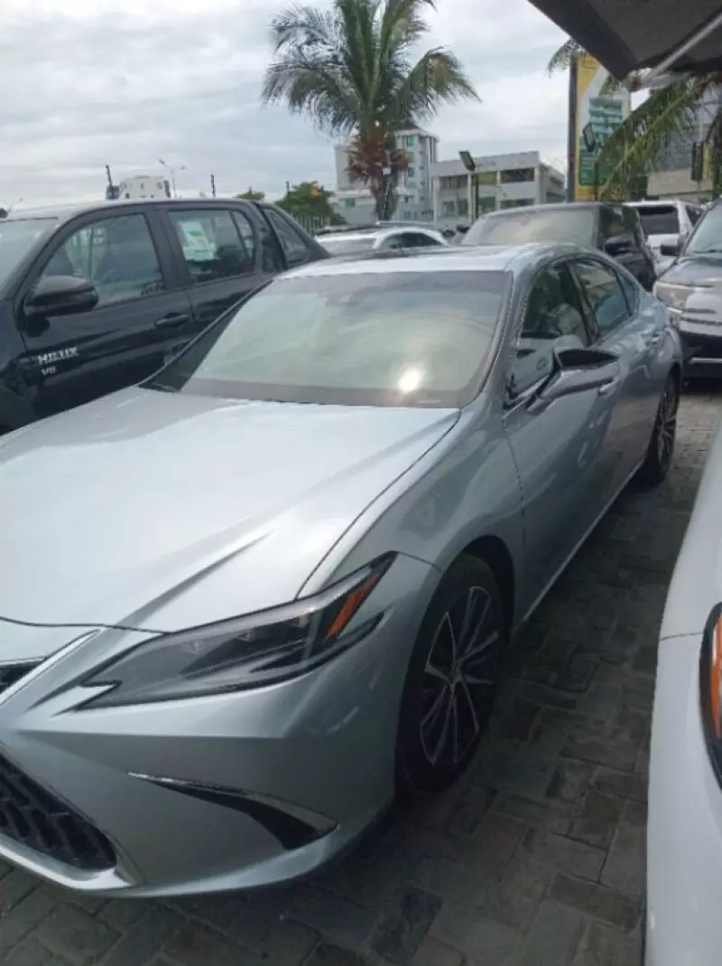 Lexus ES 350   - 2023