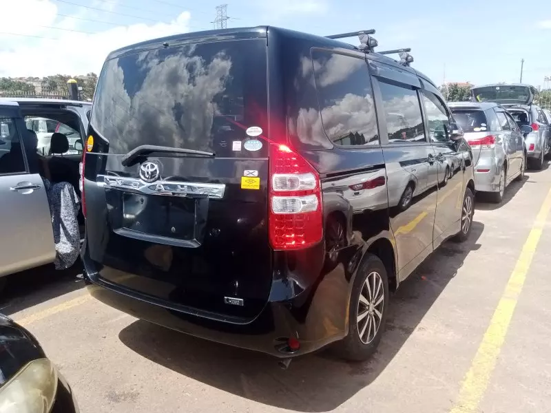 Toyota Noah   - 2010