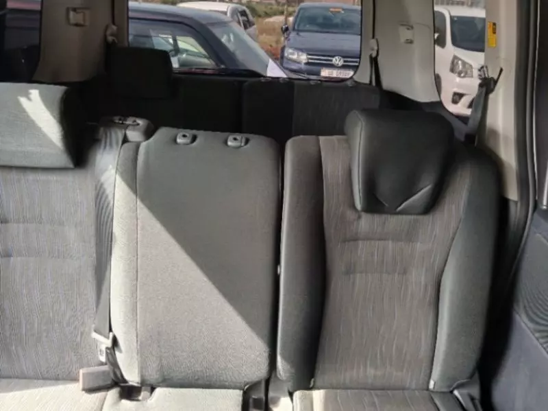 Toyota Noah   - 2010